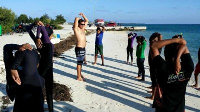ފީނާގެ ތަޖުރިބާކާރު ކޯޗަކާއެކު އައްޑޫގައި ބޭސިކް ސްވިމިން ކޯޗިން ކޯހެއް ފަށައިފި