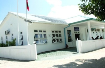 މުލީގައި ފާމަސީ ތެރޭގައި ބިދޭސީ މުވައްޒަފަކަށް ތޫނު އެއްޗަކުން ހަމަލާދީފި