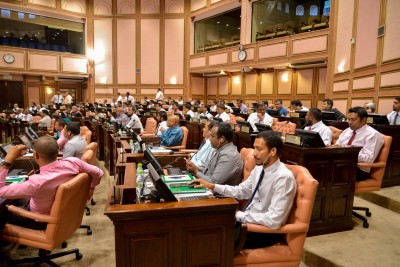 ސިނގިރެޓާއި އެނާޖީ ޑްރިންކުން ޑިއުޓީ ބޮޑުކުރާ އިސްލާހު މަޖިލީހަށް ބަލައިގެންފި