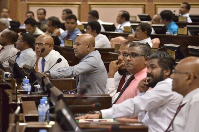 ސިނގިރެޓާއި އެނާޖީ ޑްރިންކުން ޑިއުޓީ ބޮޑުކުރަން މަޖިލީހުން ފާސްކޮށްފި