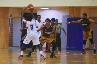 ކިންގްސް ބީސީ ބަލިކޮށް، ޖެހިޖެހިގެން ތިންވަނަ ފަހަރަށް ޓީރެކްސް ޗެމްޕިއަންކަން ހޯދައިފި
