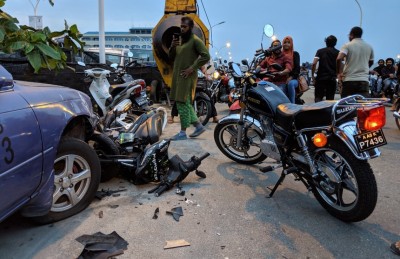 ޕާކް ކޮށްފައި އޮތް ޓެކްސީއެއްގައި ސައިކަލެއް ޖެހި ޒުވާނަކަށް އަނިޔާވެއްޖެ