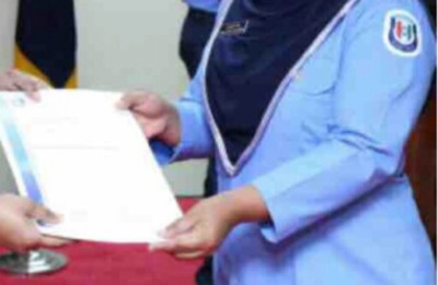 ބަރަހަނާ ފޮޓޯތަކެއް ލީކުވި އަންހެން ފުލުހަކު ވަޒީފާއިން ވަކިކޮށްފި