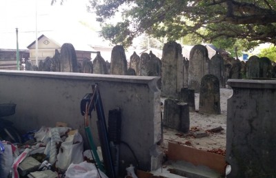 ތަރިކައިގެ ލިސްޓްގައި ހިމެނޭ ހުކުރު މިސްކިތުގެ ހަރިންމަ ފާރުން ބައެއް ތަޅާލައިފި