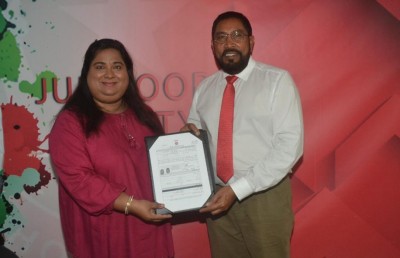 އާމާލް، ނާޒިމާ އަދި މާނިއު ޖޭޕީ އަށް ސޮއިކުރައްވައިފި