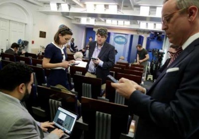 ބައެއް ނޫސްވެރިން ވައިޓް ހައުސް އަށް ނުވެއްދުމުން އިހްތިޖާޖުކޮށްފި