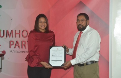 އާމާލް، ނާޒިމާ އަދި މާނިއު ޖޭޕީ އަށް ސޮއިކުރައްވައިފި