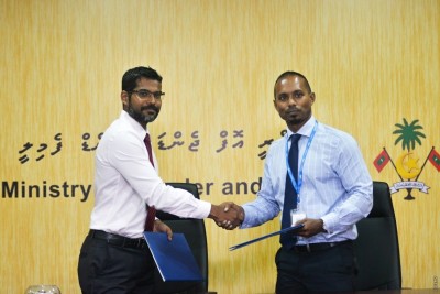 ދެ ކުންފުންޏަކުން، ފިޔަވަތީގެ ދެ ޓީޗަރުންނާއި ދެ ކެއާވޯކަރުން ސްޕޮންސާކޮށްފި