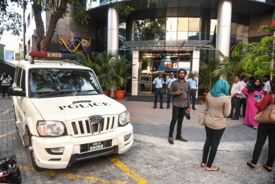 ގައުމު އައީ ހުއްޓުމަކަށް، ބެކަޕް ބޭނުންވޭ