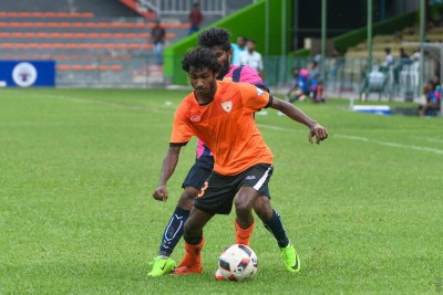 ފުރަތަމަ ހާފުގައި ޖެހި ދެ ލަނޑުން ޔޫވީ އަތުން އީގަލްސްއަށް މޮޅެއް