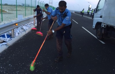 އެކްސިޑެންޓެއްގައި ހައިވޭގެ ޑިވައިޑާތަކެއް ފުނޑުފުނޑުވެއްޖެ