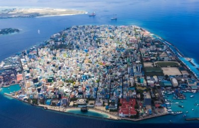 މާލޭގައި މީހެއްގެ ގަޔަށް ބެލްކަނީގެ ފާރުން ބައެއް ވެއްޓިއްޖެ