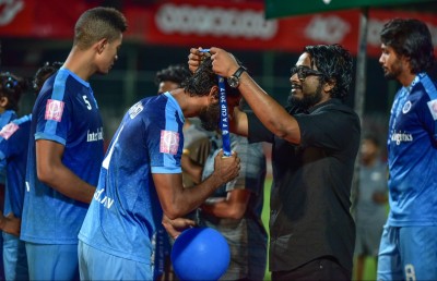 ކޮޅުފައިން ޖަހައި ނިއު ރޭޑިއަންޓް ވައްޓާލުން: ޒާތީ ކަމެއް؟!