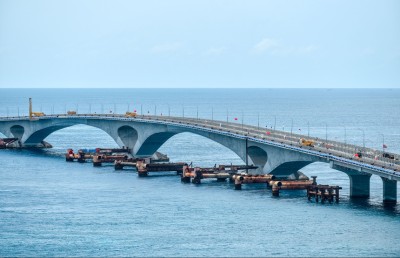 ބްރިޖު އަޅަން ހެދި ޕްލެޓްފޯމުގެ ގިނަ ހޮޅިތައް ނަގައިފި