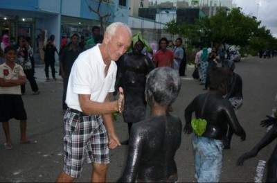 ޖޯން ފުރުވާނުލައި މަޑުކުރަނީ ކޯޓުގައި މައްސަލަތަކެއް އޮތުމުން: އިމިގްރޭޝަން