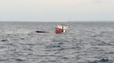 ތެޔޮ ބޯޓަކާއި ދޯންޏެއް ޖެހި ދޯނި އައްޑޫ ކަނޑަށް ފެތިއްޖެ