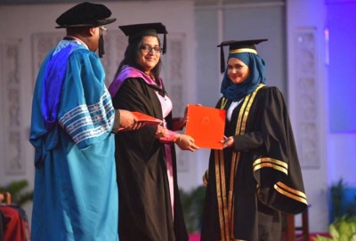 ފާޑު ކިޔަން ނުތިބެ، ގައުމުގެ ތަރައްގީގެ ހަނގުރާމާގައި ދަސްވެނިން ބައިވެރިވާންޖެހޭ: އާޒިމާ