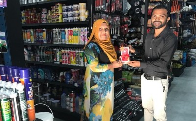 ނަސީބުވެރިޔާއަށް ވެލިގާއިން ރަތް އައިފޯނު ހަވާލުކޮށްފި