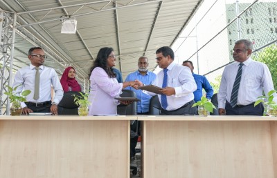 ބޮޑުތަކުރުފާނު މަގު ފެހިކުރަން ސިޓީ ކައުންސިލަށް ގަސް ހަދިޔާކޮށްފި