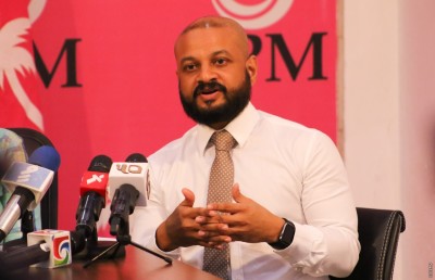 ފާރިސް ފުލުހަށް ހާޒިރުކުރީ ރިޝްވަތުދޭން އުޅުނު ކަމުގެ ތުހުމަތުގައި