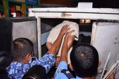 އޮފީހެއް ފަޅާލައި އަލިފާން ރޯކުރިކަމުގެ ތުހުމަތުގައި ތިން މީހަކު ހައްޔަރުކޮށްފި