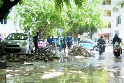 ގަލޮޅުން ފެންހޮޅިއެއް ފަޅައިގެން ގޮސް ފެން ލިބުމުގައި ދަތިތަކެއް