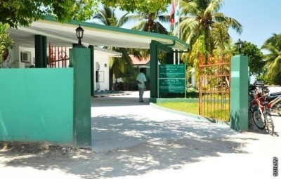 އައްޑޫގައި ހިނގި އެކްސިޑެންޓެއްގައި މޭކަށި ބިންދައިގެން ދިޔަ މީހަކު މާލެ ގެނެސްފި