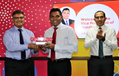 އުރީދޫން ސްމާޓް ކެމްޕަސް ޑިޖިޓަލް ކްލާސްރޫމެއް ސަރުކާރަށް ހަދިޔާކުރަނީ