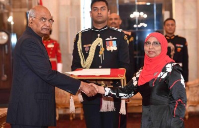 އާ ސަފީރު އިންޑިއާގެ ރައީސަށް ފަތްކޮޅު އަރުވައިފި