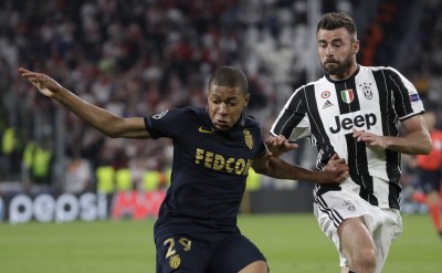 ޗެމްޕިއަންސް ލީގު ސެމީއެއްގައި ލަނޑުޖެހި އެންމެ ޒުވާން ކުޅުންތެރިޔަކަށް އެމްބާޕޭ