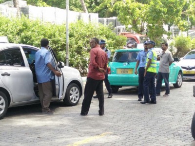 ދަތުރެއްގައި ދިޔަ ޓެކްސީ ޑުރައިވަރަކު ކުއްލި ގޮތަކަށް މަރުވެއްޖެ