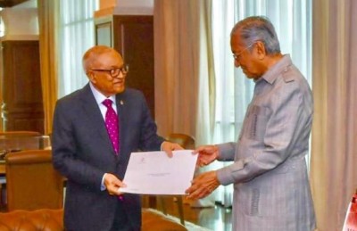 ރައީސްގެ ހުށަހެޅުންތަކާ އެކު މައުމޫން، މަހާތިރު އަރިހަށް