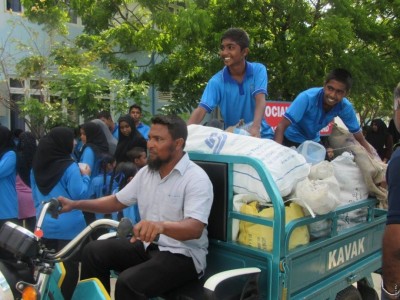 ހުސްވަގުތެއް ލިބުނަސް މިކުދިން ދަނީ ފުޅި ހޮވަން، މިވާ ގޮތް އެނގޭތަ؟