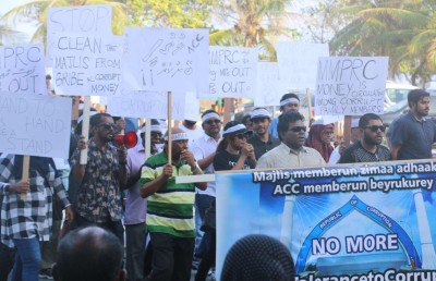އޭސީސީގެ މެމްބަރުން ވަކިކުރަން ގޮވާލާ މުޒާހަރާ ކޮށްފި