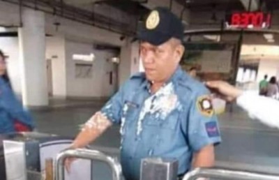 ފިލިޕީންސް ފުލުހެއްގެ ގަޔަށް ޕުޑިން ޖެހި މީހަކު ހައްޔަރުކޮށް ޑީޕޯޓްކޮށްލަނީ