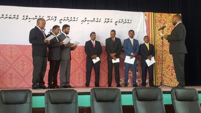ކައުންސިލުތަކަށް ހޮވުނު ބޭފުޅުން މަގާމުގެ ހުވާކުރަން ފަށައިފި