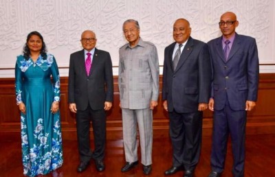 ރައީސްގެ ހުށަހެޅުންތަކާ އެކު މައުމޫން، މަހާތިރު އަރިހަށް