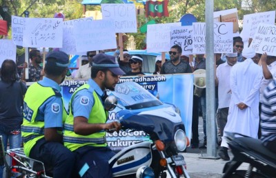 އޭސީސީގެ މެމްބަރުން ވަކިކުރަން ގޮވާލާ މުޒާހަރާ ކޮށްފި