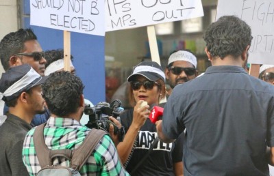 އޭސީސީގެ މެމްބަރުން ވަކިކުރަން ގޮވާލާ މުޒާހަރާ ކޮށްފި