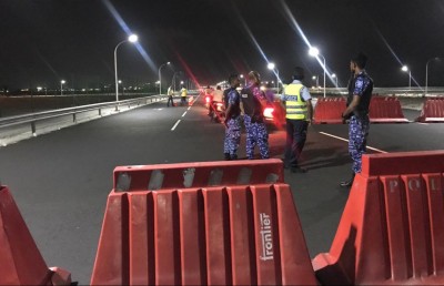 ބްރިޖާއި ހައިވޭގައި ޗެކްޕޮއިންޓްތައް ހަދައި، ވެހިކަލްތައް ފާސްކުރަނީ
