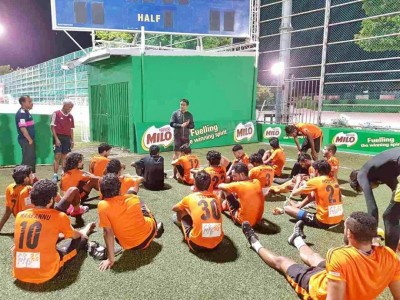 އީގްލްސްގެ މުއްކި، ބޮބީ އަދި ހަންނަ ގޭގައި މަޑުކުރަން އެ ކުލަބުން އަންގައިފި