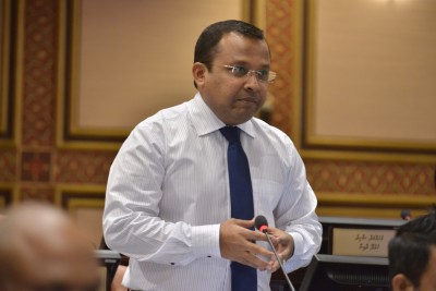 އަދީބަށް އެކަށީގެންވާ ސިއްހީ ފަރުވާ ނުދޭ ކަމަށް ބުނެ މަޖިލީހަށް