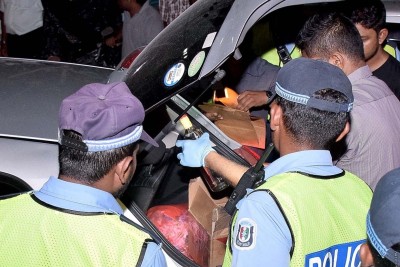 ފޯނެއް ފޭރިގަނެގެން ދެ މީހަކު ފިލަން ދުއްވި ސައިކަލެއް އެކްސިޑެންޓު ވެއްޖެ