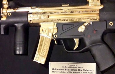 ސައުދީ ވަލީ އަހުދަށް ރަން ޕްލޭޓްލީ ބަޑިއެއް ހަދިޔާކޮށްފި