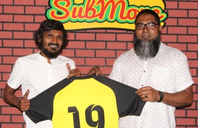 ހޮކޭ ދަ ގްރާންޑޭ އަށް ސޮއިކޮށްފި