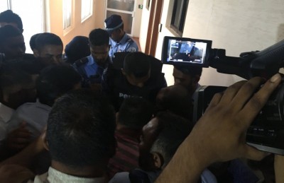 ޕެޕާ ސްޕްރޭ ޖެހީ ކާޑިއޮލޮޖީ ސެންޓަރަށް ގަދަކަމުން ވަންނަން އުޅުމުން: ޕޮލިސް
