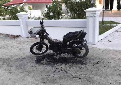 ފަތިސް ނަމާދަށް ތިއްބައި ކަނޑުހުޅުދޫ މެޖިސްޓްރޭޓާއި ލީޑިން ޓީޗަރުގެ ސައިކަލްގައި ރޯކޮށްލައިފިި