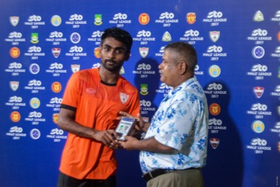 ރިޒޭގެ މޮޅު ކުޅުމާ އެކު އީގަލްސް އިން މާޒިޔާ ލަދުގަންނަވާލައިފި