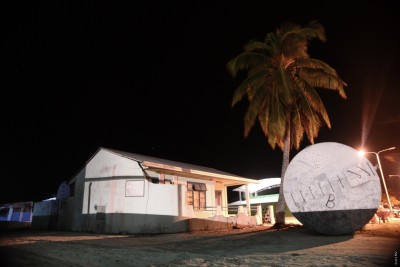 އިއްސެގެ މަރުގެ ހާއްސަ ކަވަރޭޖް: ރަށުން ފިލައިގެން ދިޔަ ކަމަށް ދައްކަންވެގެން ޝުމޮންމިއާ ވަދެ އޮތީ ފަޅުގެއެއްގައި