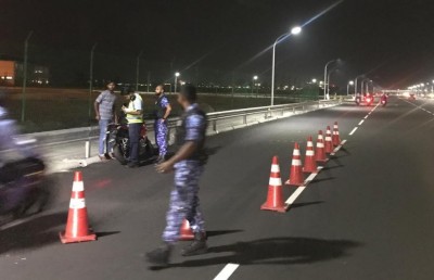 ބްރިޖާއި ހައިވޭގައި ޗެކްޕޮއިންޓްތައް ހަދައި، ވެހިކަލްތައް ފާސްކުރަނީ